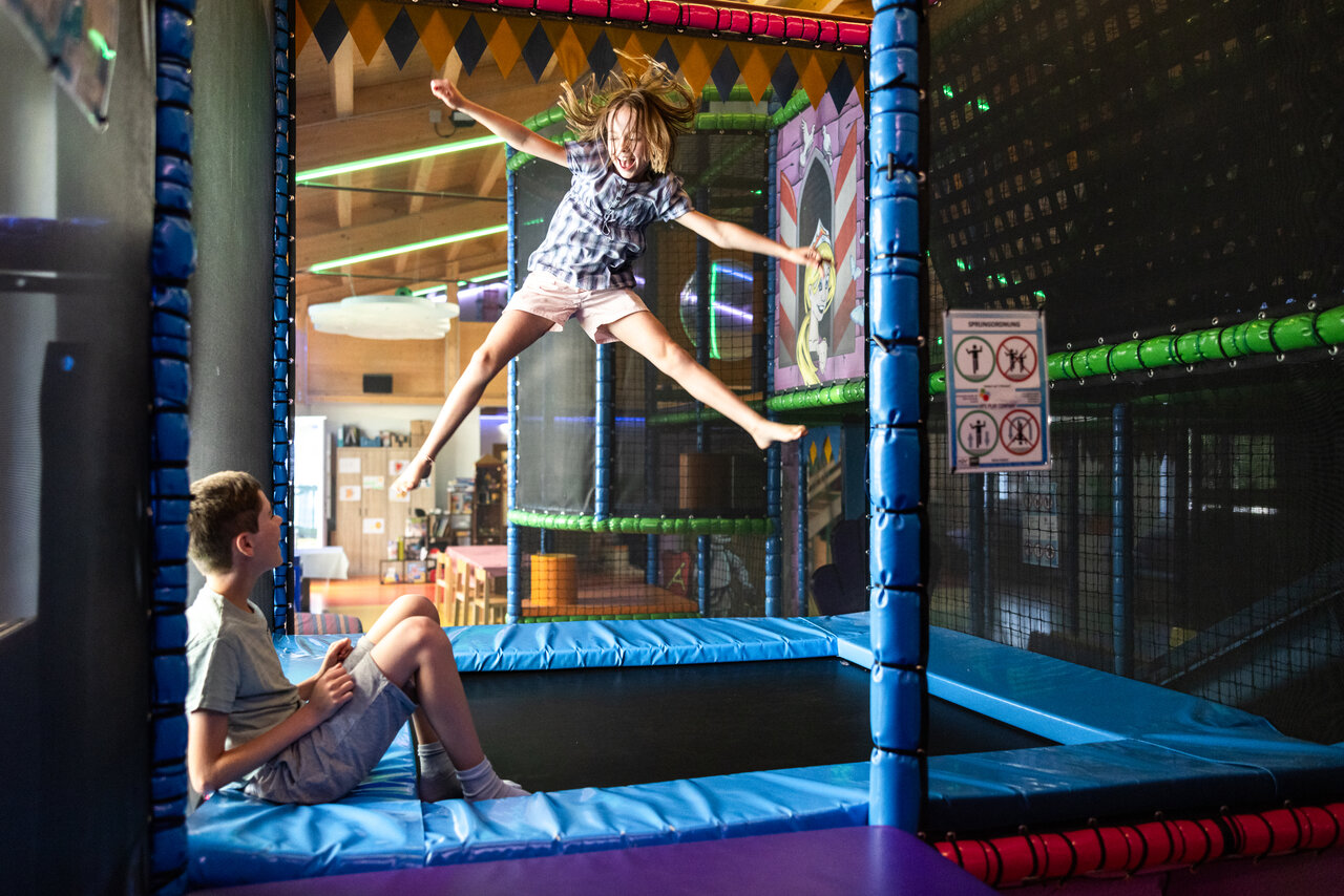 Kostenlose Kinderbetreuung im Spieleparadies.