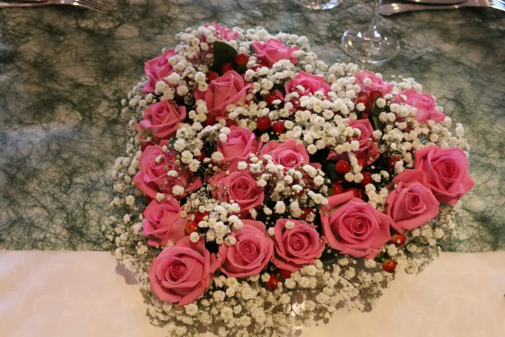 Tischdekoration mit rosa Blumen