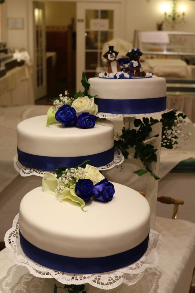 Blau-weisse Hochzeitstorte