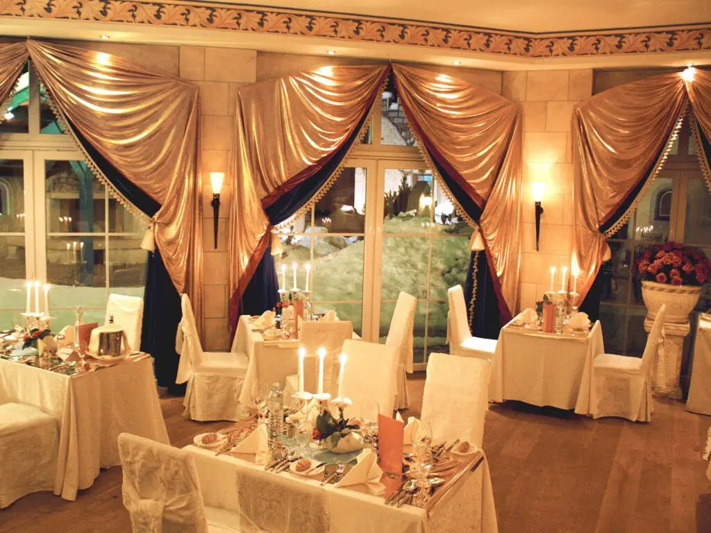Romantisch dekorierter Saal für eine Hochzeit
