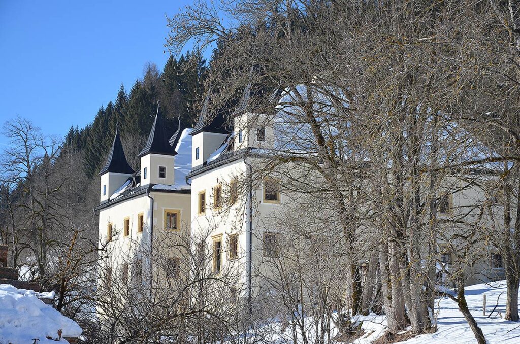 Aussenansicht vom Schloss Höch in Flachau
